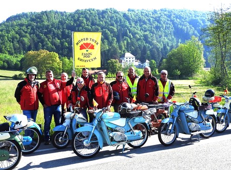 Člani Moped toura iz Zaloga so redni udeleženci paradne vožnje